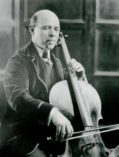 Pau Casals interpretant el violoncel